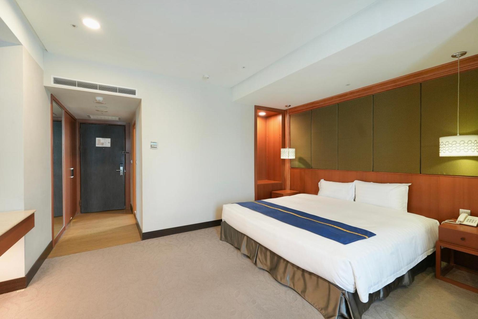 Hiyeshotel勤天商旅-花蓮館 Hualien City Exterior photo
